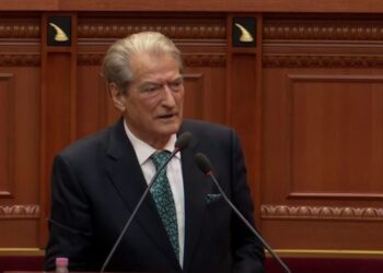 Opozita nuk lejon zhvillimin e seancës plenare, Berisha futet live në Facebook