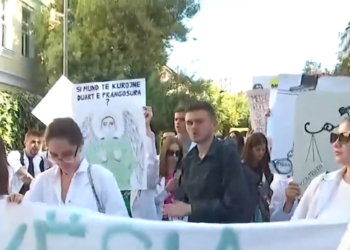 Protestojnë sërish studentët e Mjekësisë, marshojnë drejt Ministrisë së Arsimit