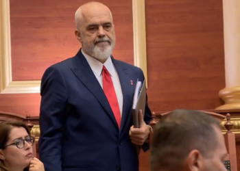 Tensione në Kuvend! Salianji “zapton” foltoren, lë Ramën në këmbë