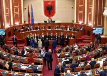 Nikolla lexoi njoftimin e “përjashtimit” të Bardhit, reagon ashpër deputeti