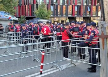 Shitën 60 bileta të falsifikuara me çmim deri 400 Euro, arrestohen 2 persona (EMRAT)