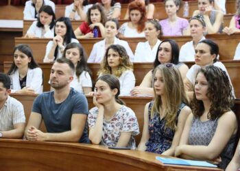 Në një dekadë numri i tyre gati u përgjysmua, ku janë studentët?!