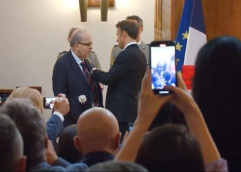 Ismail Kadare dekorohet prej presidentit francez Macron