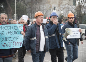 Pensionistë e minatorë në protestë para Kuvendit, përplasen me forcat e rendit