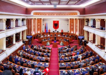 Debate të ashpra në komisionet parlamentare, deputetët e PD braktisin mbledhjet