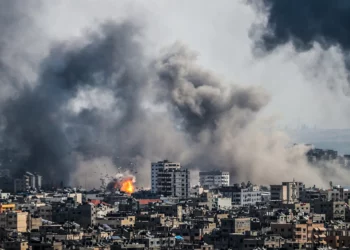 Qindra të vrarë nga një sulm në një spital në Gazë, Izraeli e mohon përfshirjen