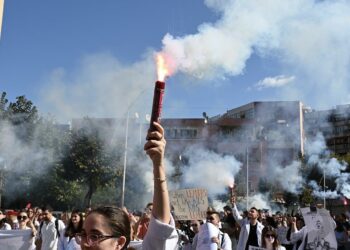 Vijon protesta e studentëve të mjekësisë, marshojnë drejt Ministrisë së Arsimit