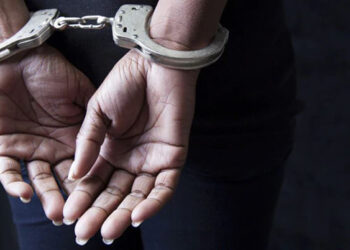 Përvetësoi shuma parash duke mashtruar, arrestohet 56-vjeçarja në Tiranë