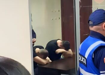 Përdhunimi në Vlorë, vëllai i viktimës “thyen heshtjen”: Nëse i fal gjykata, unë jo!