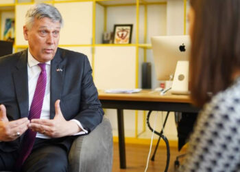 Ish-ambasadori amerikan: Kosova u trajtua si një fëmijë i padisiplinuar