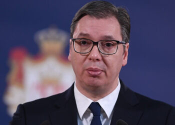 ‘Pezullimi’ i vizave për Kosovën, Vuçiç falënderon Macron