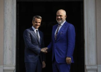 Në një situatë të tensionuar me Greqinë, Rama përuron bustin e babait të Mitsotakis