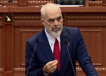 Tensione në Kuvend! Salianji “zapton” foltoren, lë Ramën në këmbë