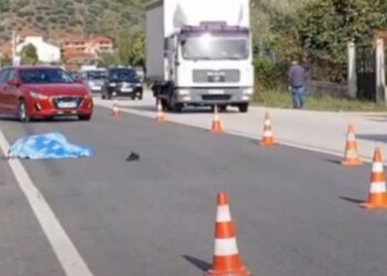 Gruaja u hodh nga furgoni, arrestohet burri i viktimës në Rrogozhinë