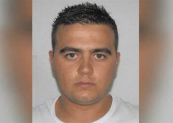 Shoqërohet nga policia i ati dhe vëllai i të ‘fortit’ të Elbasanit