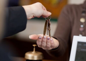 Reformohet taksa e fjetjes për turistët, ministrja Kumbaro jep detajet