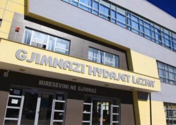 Nxënësi goditi me karrige mësuesen në Lezhë, zbulohet si nisi konflikti