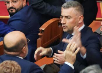 Goditi me grusht deputetin Sinaj, sipas ligjit sa vite burg rrezikon Nallbati