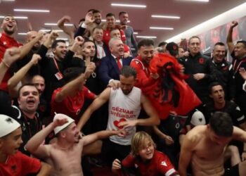 Shpartalluan Çekinë, pamje nga festa e “çmendur” në dhomat e zhveshjes