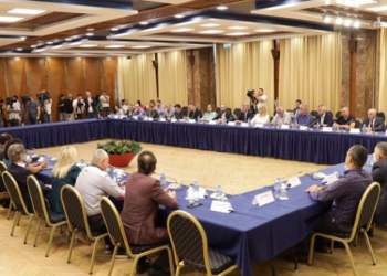 “Duhet të fillojmë qëndresën”, Bardhi dhe Berisha mbledhin deputetët