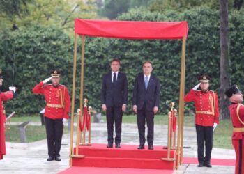 Macron mbërrin në Presidencë, pritet nga Bajram Begaj