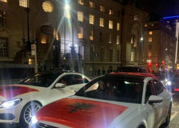 Shqiptarët ‘ndezin’ Londrën për 28 Nëntor, policia arreston disa prej tyre