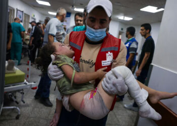 Situatë alarmante, të paktën 30 foshnje evakuohen nga spitali Shifa në Gazë