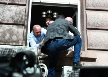 Pasi kaluan kangjellat dhe u futën nga dritaret, opozita bllokon 3 komisione