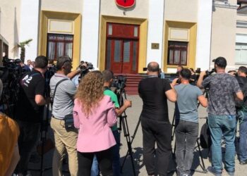 Garda iu pengoi punën para Parlamentit/ Gazetarët, letër Lindita Nikollës