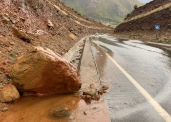 Moti i keq në vend/ Rrëshqitje gurësh në Rrugën e Arbrit