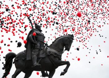 Festat e nëntorit/ Harrohet tradita, shqiptarët “flutuurojnë” drejt Europës