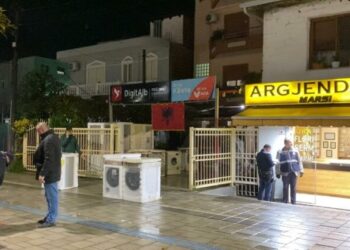 Vidhet argjendaria nga 3 persona të maskuar në Kamëz, policia jep detajet