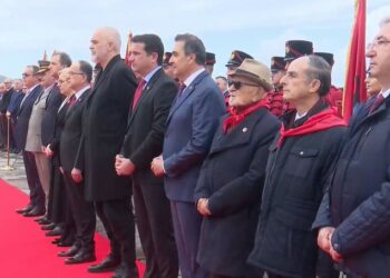 29 Nëntori/ Nga Begaj te Rama, krerët e shtetit nderojnë dëshmorët e atdheut