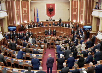 Kaos në Kuvend, Nikolla mbyll seancën plenare