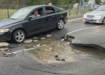 Çahet asfalti në Rrugën e Arbrit, bllokohet qarkullimi