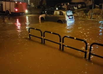 Stuhia në Librazhd/ U përmbytën rrugët, disa automjete mbetën të bllokuara