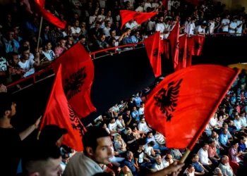 28-29 Nëntori/ Qeveria shpall pushim për shkollat dhe administratën ditën e hënë