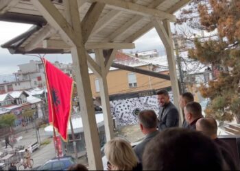 Video/ Flamuri shqiptar vendoset në godinën e Këshillit Kombëtar Shqiptar në Bujanoc