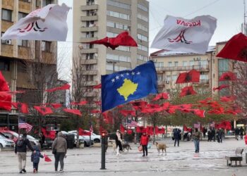 Kosova vishet kuqezi, festime për 111-vjetorin e Pavarësisë së Shqipërisë 