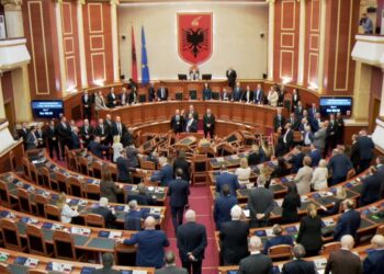 Bardhi mbledh sot grupin parlamentar/ Garda nuk lejon 6 deputetët të futen në Kuvend