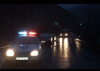 Kamioni “ngec” në kthesat e Llogorasë, bllokohet qarkullimi!