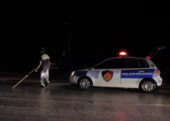 Aksident në Kavajë, përplaset për vdekje drejtuesi i motorçikletës