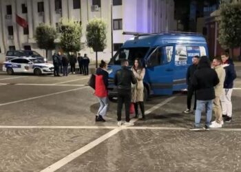 Protestë kundër marrëveshjes Rama-Meloni/ Aktivistët përplasen me policinë e Lezhës