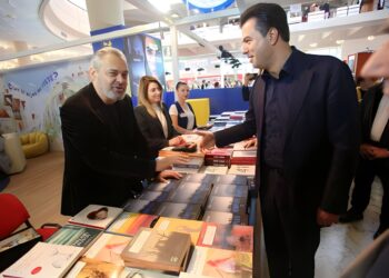 Ironizon gazetari Mero Baze: Inceneratorët i vlejnë Blushit më shumë se libri
