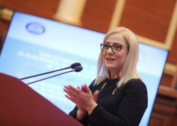 Buxheti 2024/ Mes kaosit të Kuvendit Lindita Nikolla bën gafën në votim  