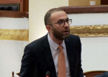 Kaos në Kuvend/ Bardhi: Seancë 4 minuta, kjo është paligjshmëri