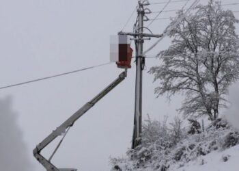 Dëbora mbulon vendin/ Ministria e Mbrojtjes: Disa fshatra pa energji elektrike