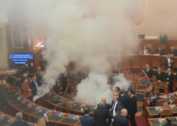 Aksioni opozitar/ Mazhoranca përjashton me 10 ditë tre deputetë