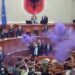 Kaosi dhe tymueset në seancën plenare, Policia e Tiranës mbërrin në Kuvend
