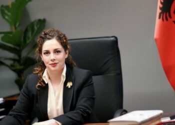 Xhaçka zaptoi plazhin me 85 mijë lekë, tokën falas dhe taksat e resortit për 30 vite